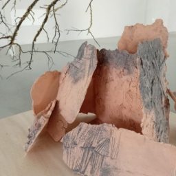 Castello di carte, terracotta e cenere, 2026 — Rita Duchi