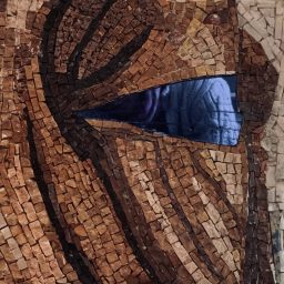 I tuoi occhi sono i miei occhi, mosaico con tessere di marmo e frammento di specchio blu.
